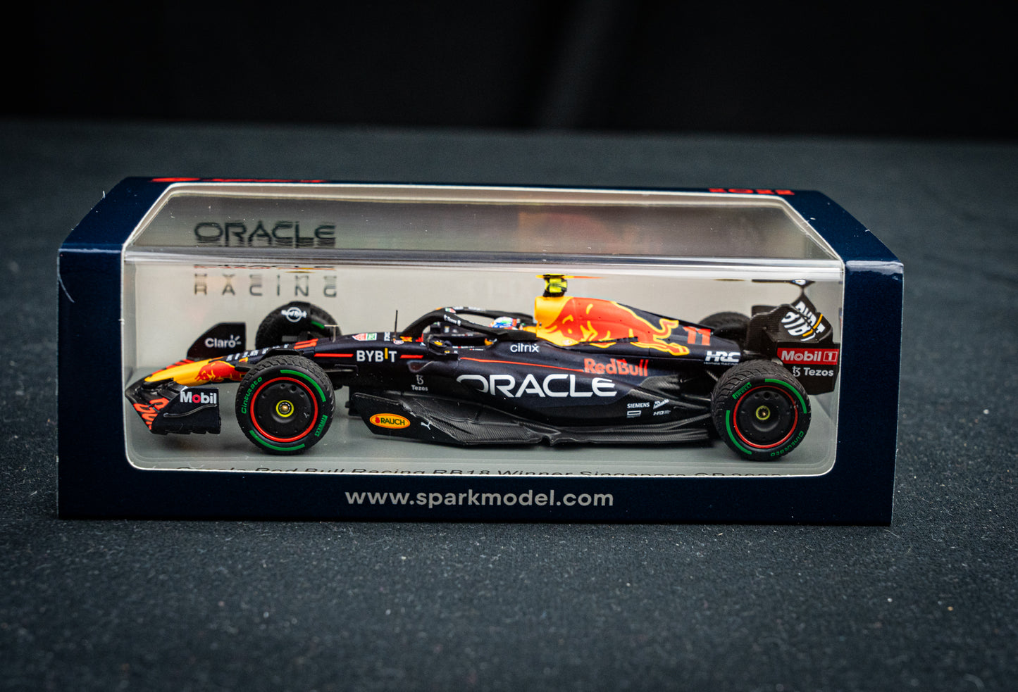 Sergio Perez - Red Bull Racing RB18 #11 Sieger GP Singapore 2022, Spark 1:43