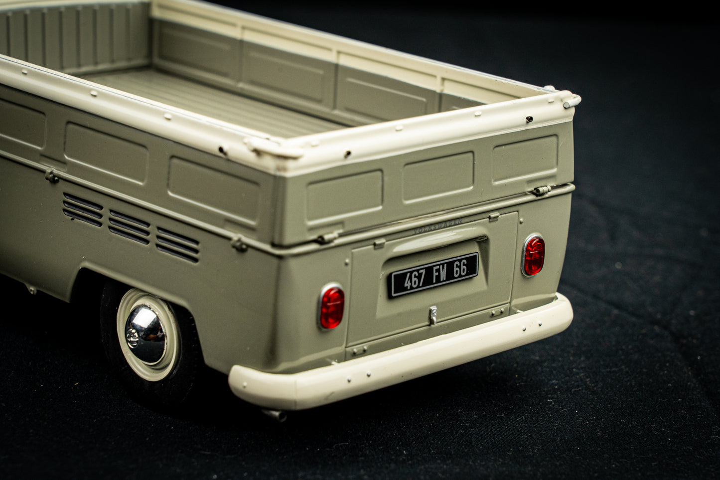 Volkswagen VW T2 Pickup grau 1968 rot - Solido 1:18