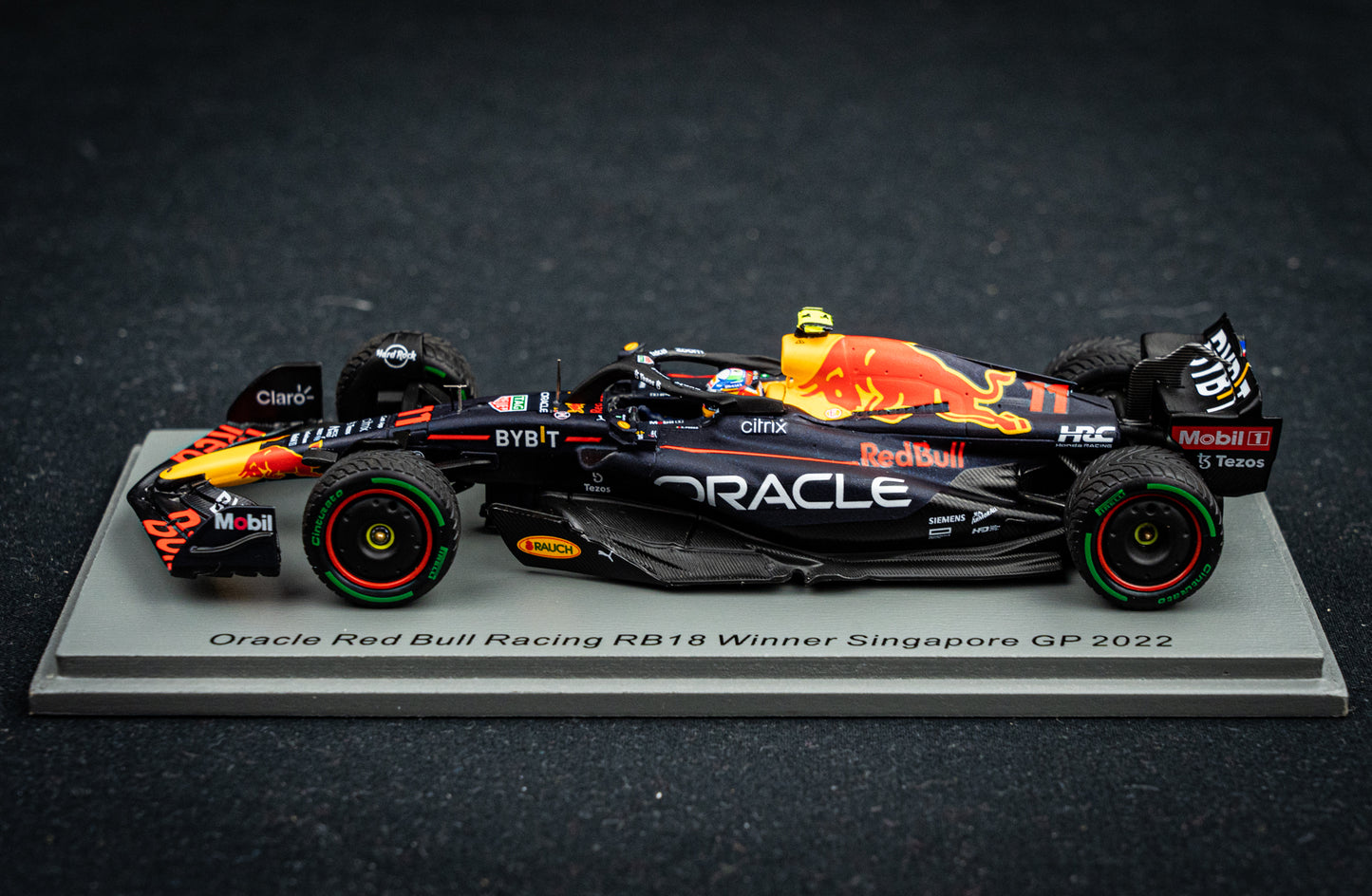 Sergio Perez - Red Bull Racing RB18 #11 Sieger GP Singapore 2022, Spark 1:43