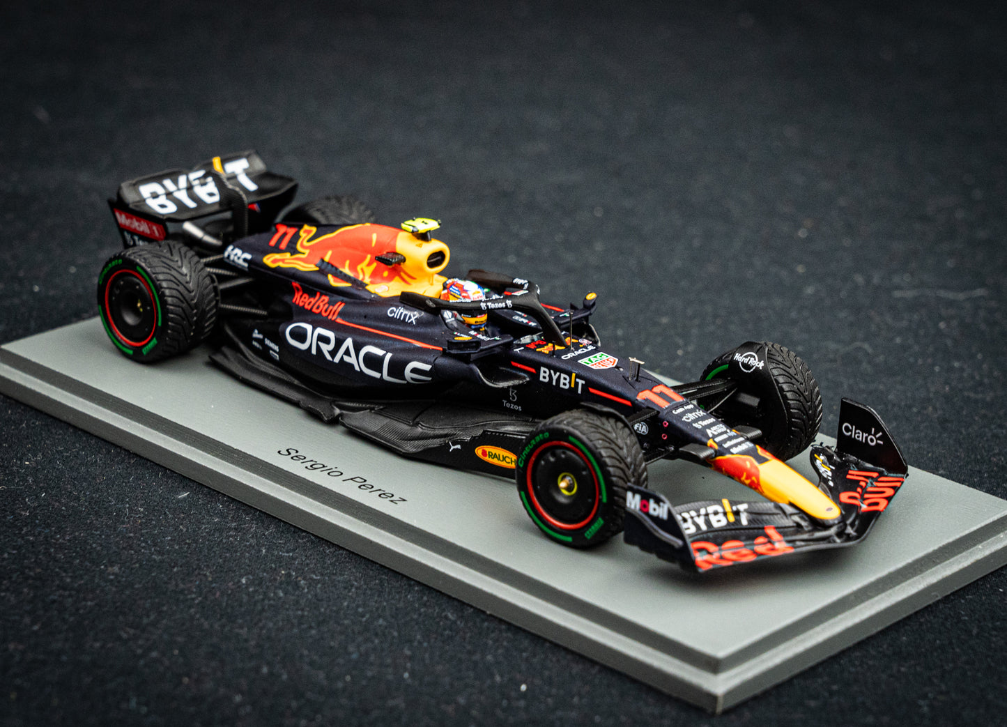 Sergio Perez - Red Bull Racing RB18 #11 Sieger GP Singapore 2022, Spark 1:43