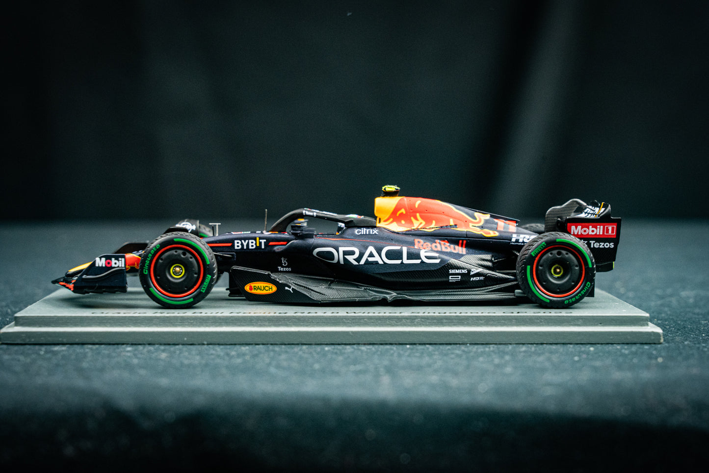 Sergio Perez - Red Bull Racing RB18 #11 Sieger GP Singapore 2022, Spark 1:43
