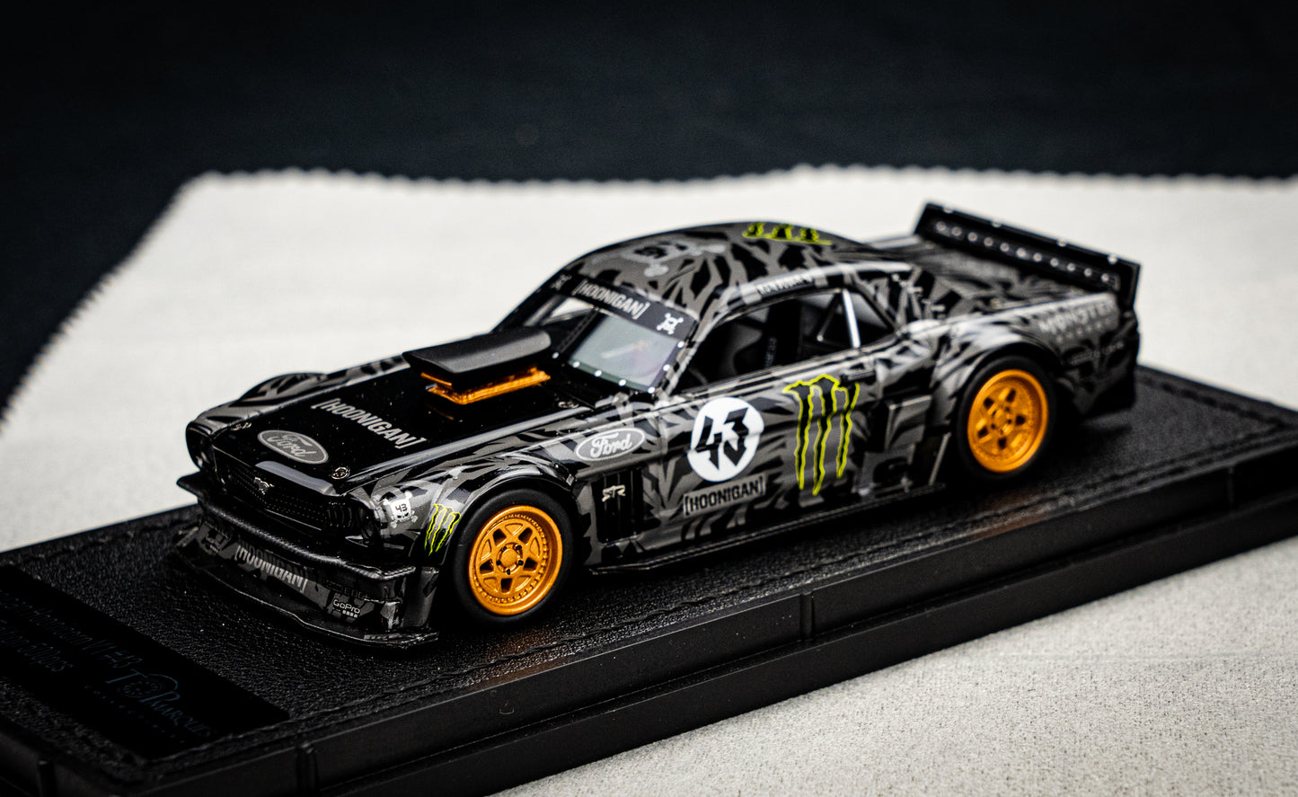 Ken Block Ford Mustang Hoonigan #43 Baujahr 1965 schwarz / grau TopMarques 1:43
