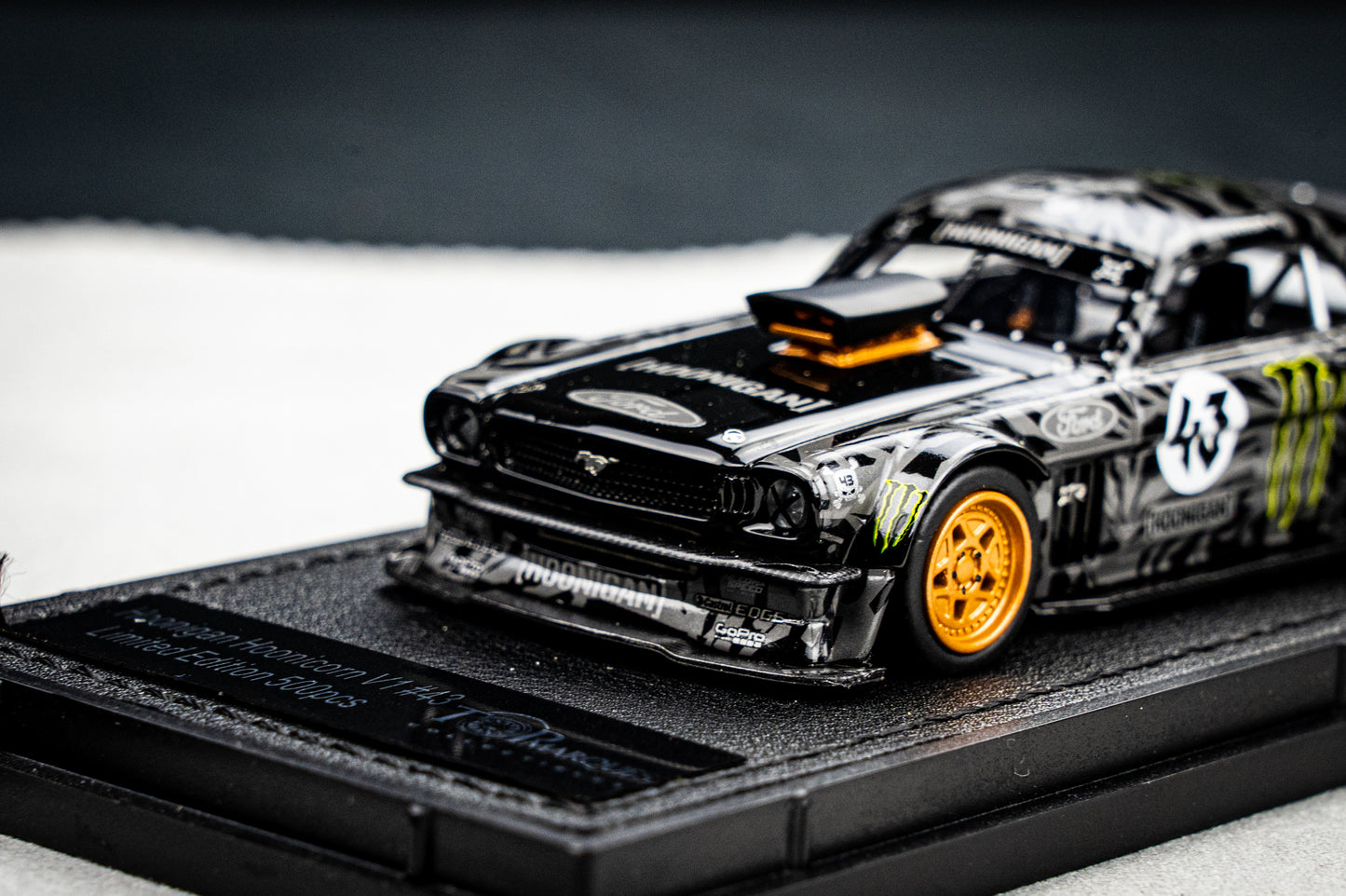 Ken Block Ford Mustang Hoonigan #43 Baujahr 1965 schwarz / grau TopMarques 1:43