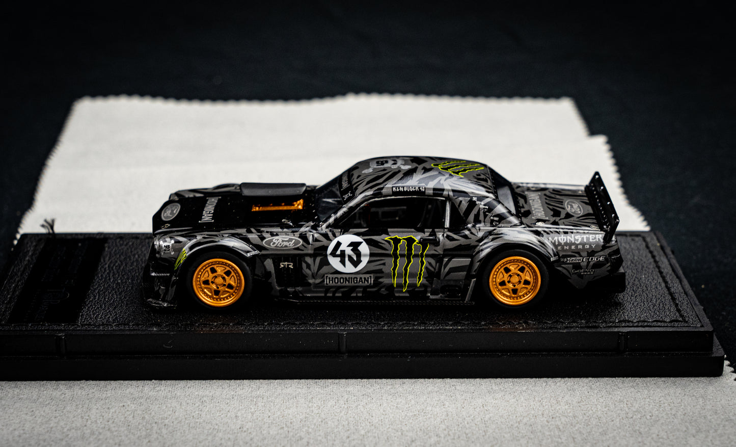 Ken Block Ford Mustang Hoonigan #43 Baujahr 1965 schwarz / grau TopMarques 1:43