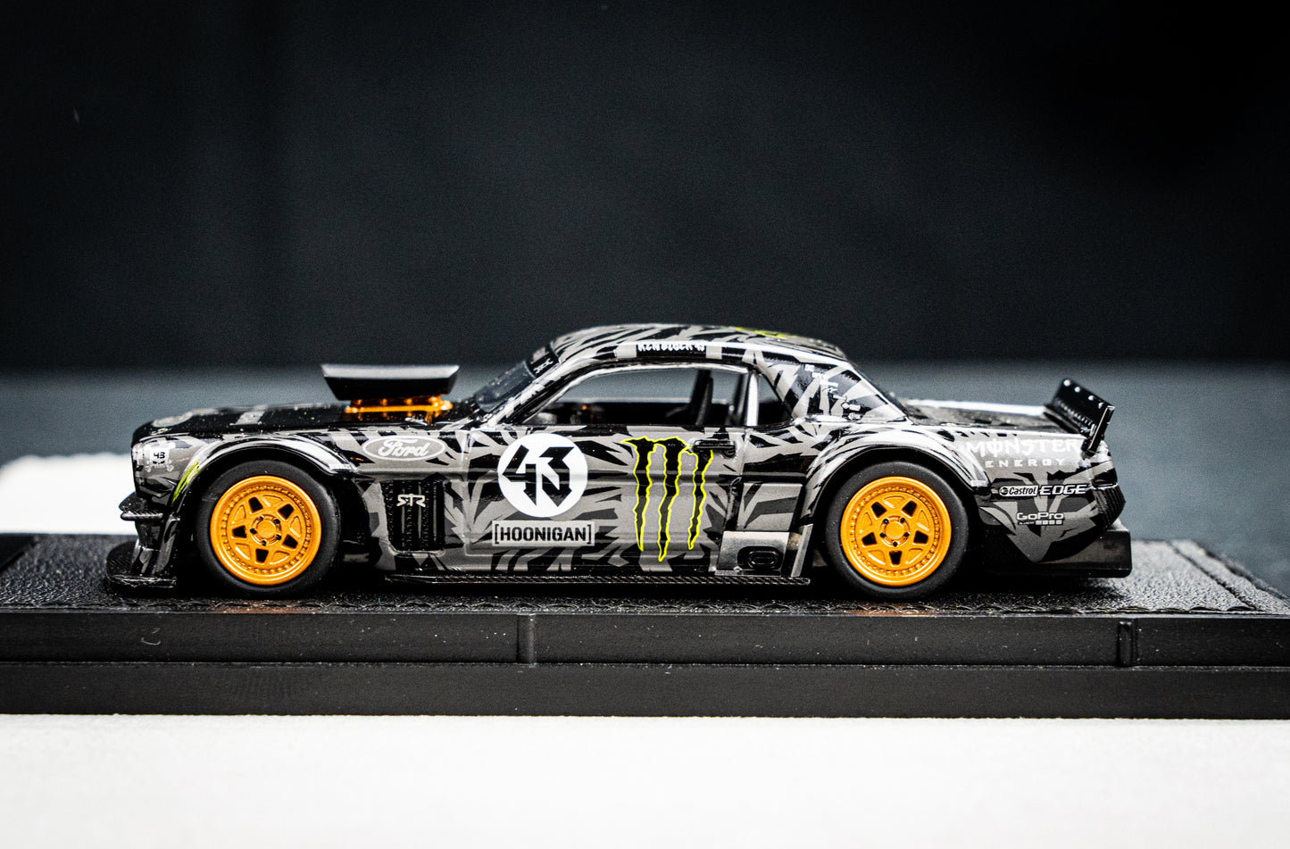 Ken Block Ford Mustang Hoonigan #43 Baujahr 1965 schwarz / grau TopMarques 1:43