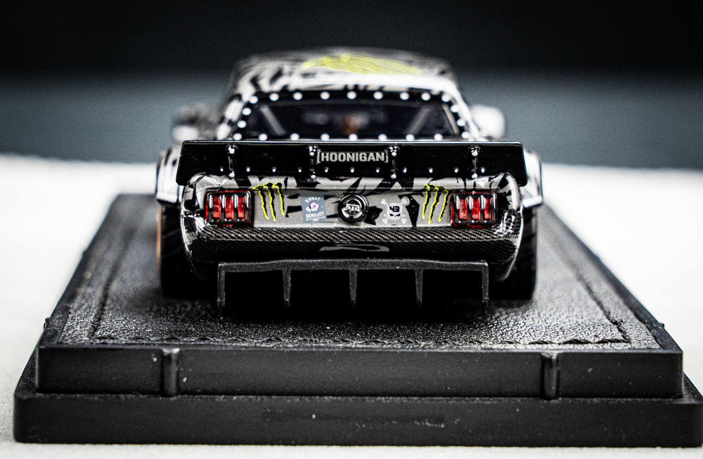 Ken Block Ford Mustang Hoonigan #43 Baujahr 1965 schwarz / grau TopMarques 1:43