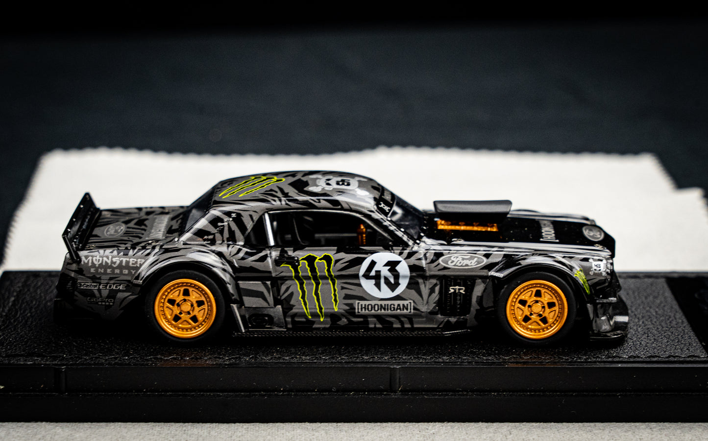 Ken Block Ford Mustang Hoonigan #43 Baujahr 1965 schwarz / grau TopMarques 1:43