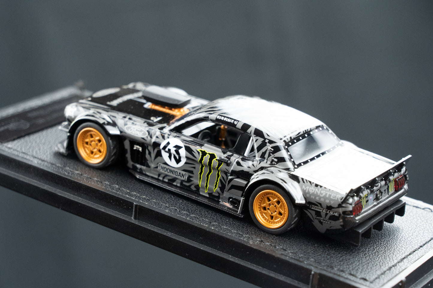 Ken Block Ford Mustang Hoonigan #43 Baujahr 1965 schwarz / grau TopMarques 1:43