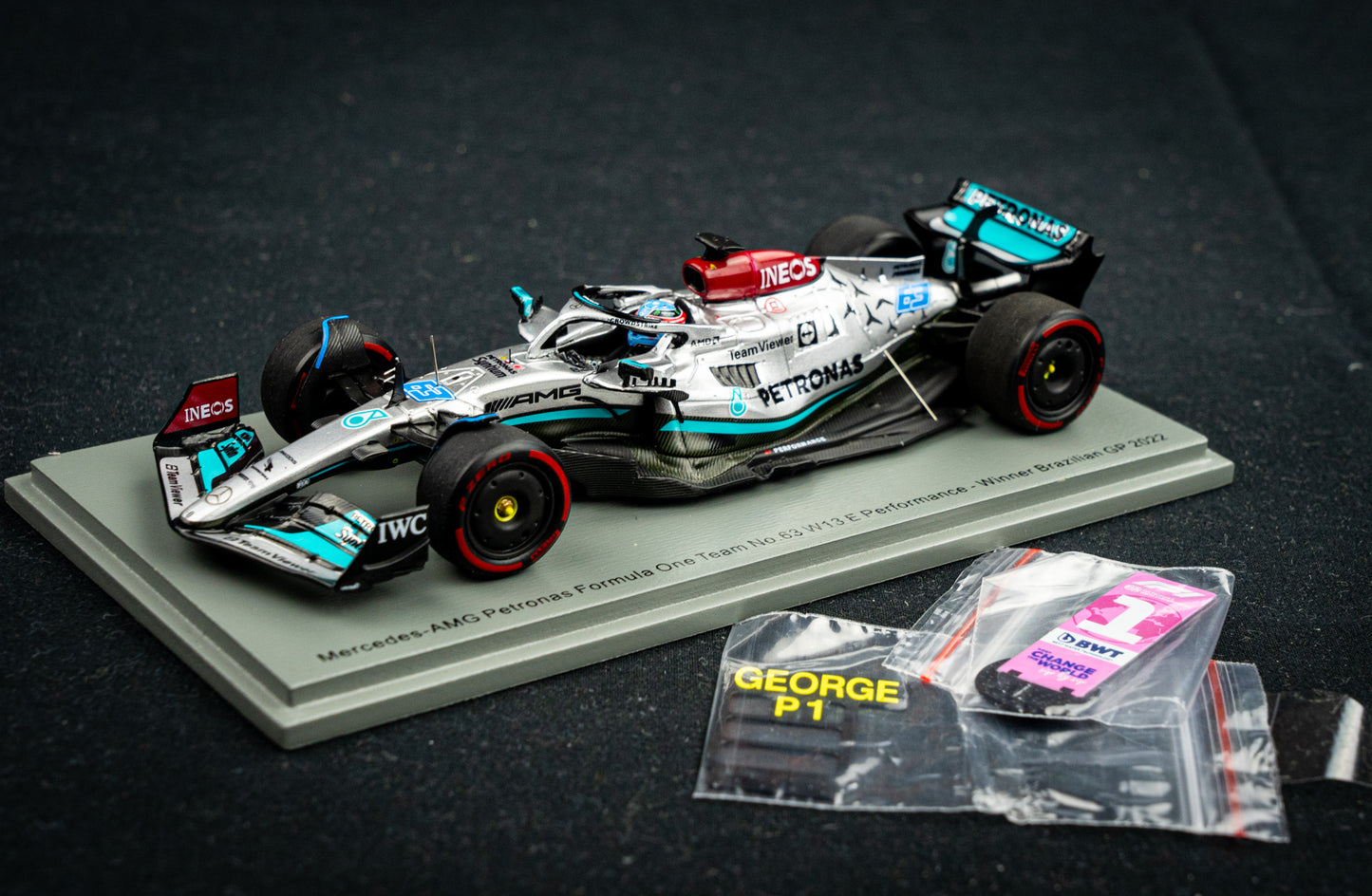 Georg Russell Mercedes-AMG W13E #63 Winner Brazilian GP 2022 mit Pitboard, Spark 1:43
