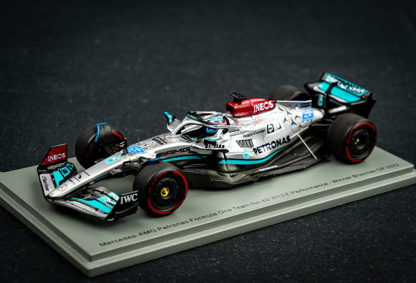 Georg Russell Mercedes-AMG W13E #63 Winner Brazilian GP 2022 mit Pitboard, Spark 1:43