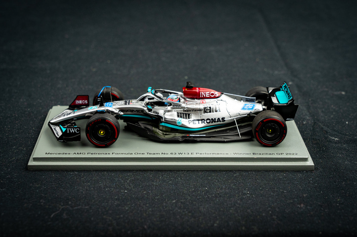 Georg Russell Mercedes-AMG W13E #63 Winner Brazilian GP 2022 mit Pitboard, Spark 1:43