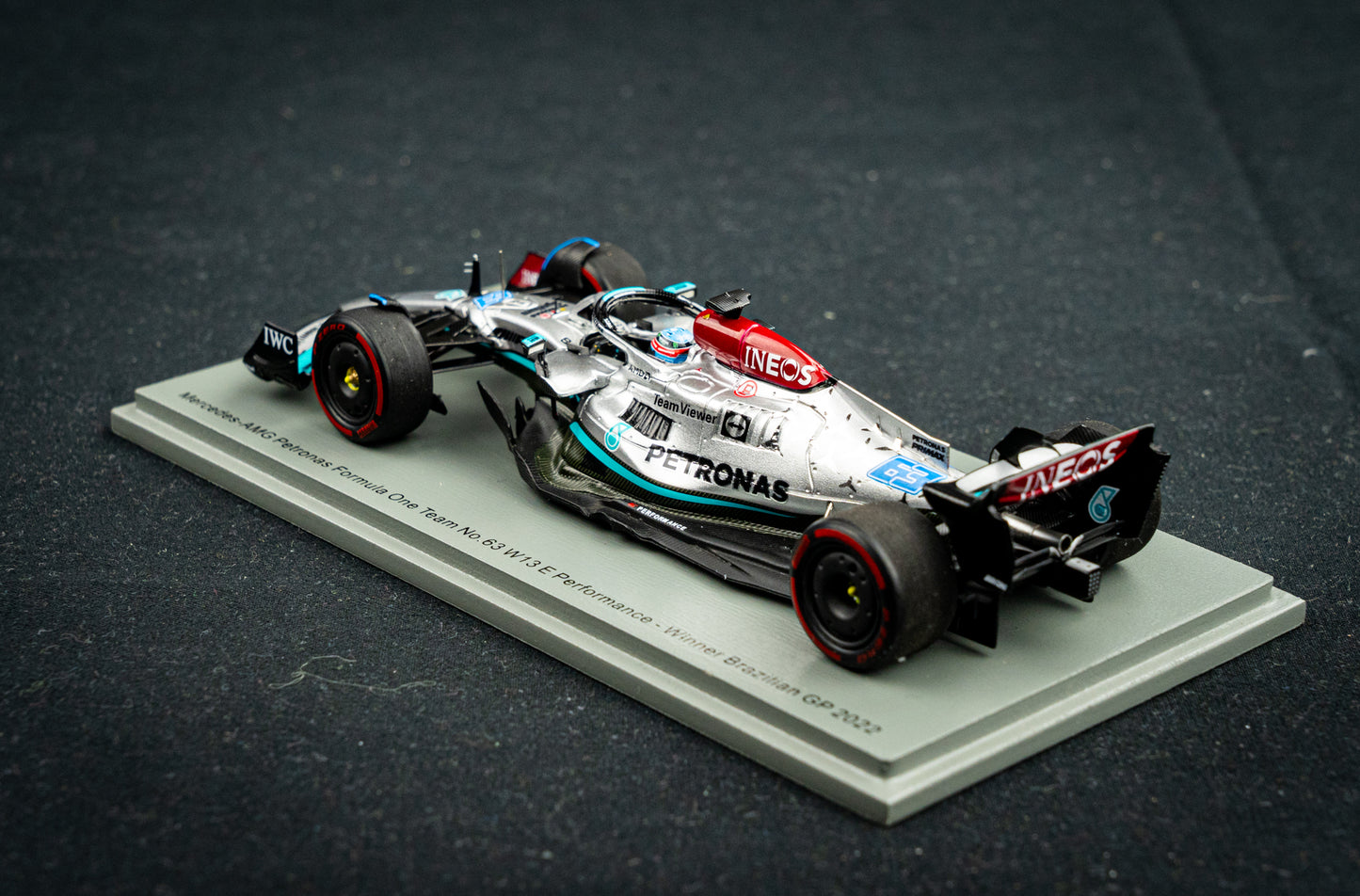 Georg Russell Mercedes-AMG W13E #63 Winner Brazilian GP 2022 mit Pitboard, Spark 1:43