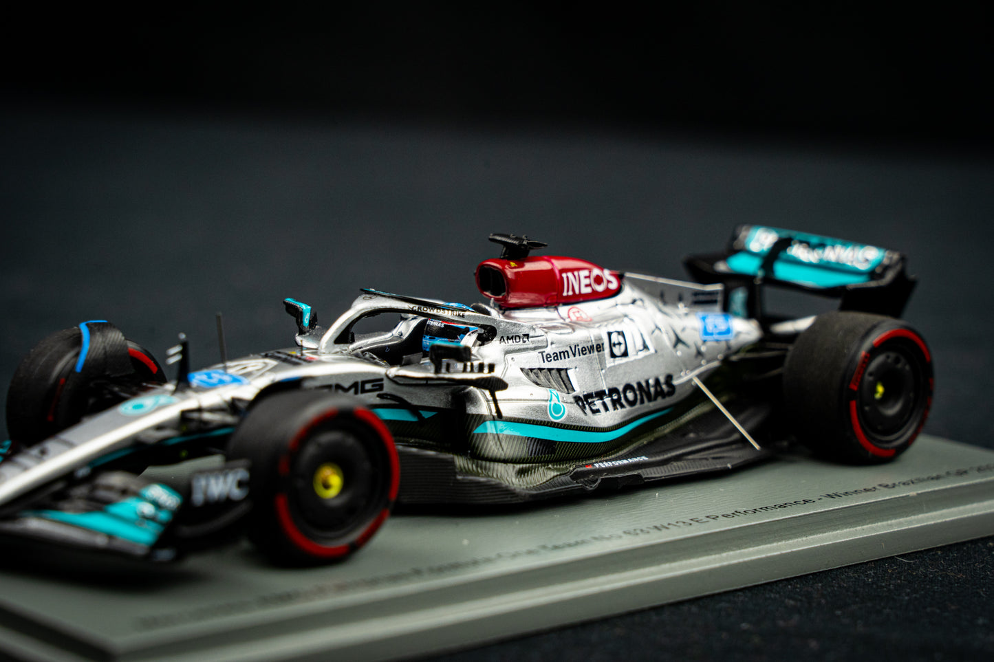 Georg Russell Mercedes-AMG W13E #63 Winner Brazilian GP 2022 mit Pitboard, Spark 1:43