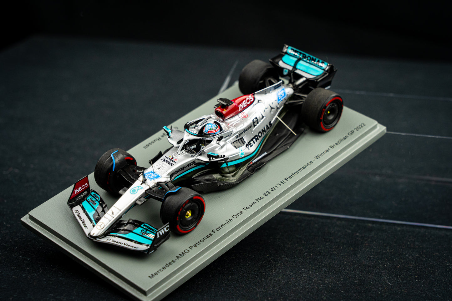 Georg Russell Mercedes-AMG W13E #63 Winner Brazilian GP 2022 mit Pitboard, Spark 1:43