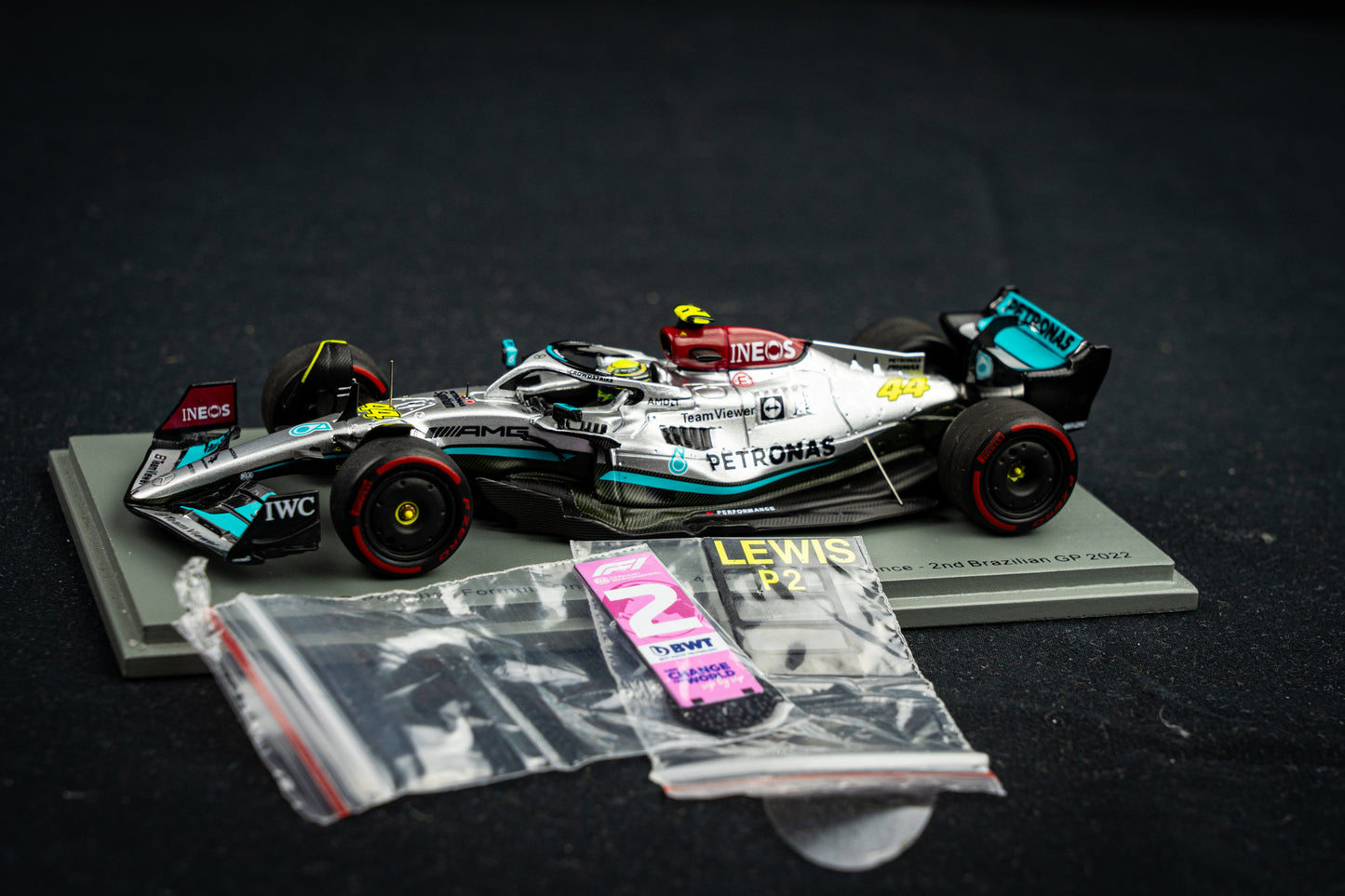 Lewis Hamilton Mercedes-AMG W13E #44 2nd Brazilian GP 2022 mit Pitboard, Spark 1:43