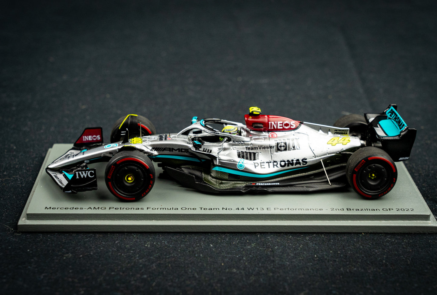 Lewis Hamilton Mercedes-AMG W13E #44 2nd Brazilian GP 2022 mit Pitboard, Spark 1:43