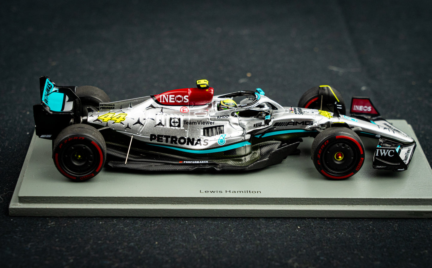 Lewis Hamilton Mercedes-AMG W13E #44 2nd Brazilian GP 2022 mit Pitboard, Spark 1:43