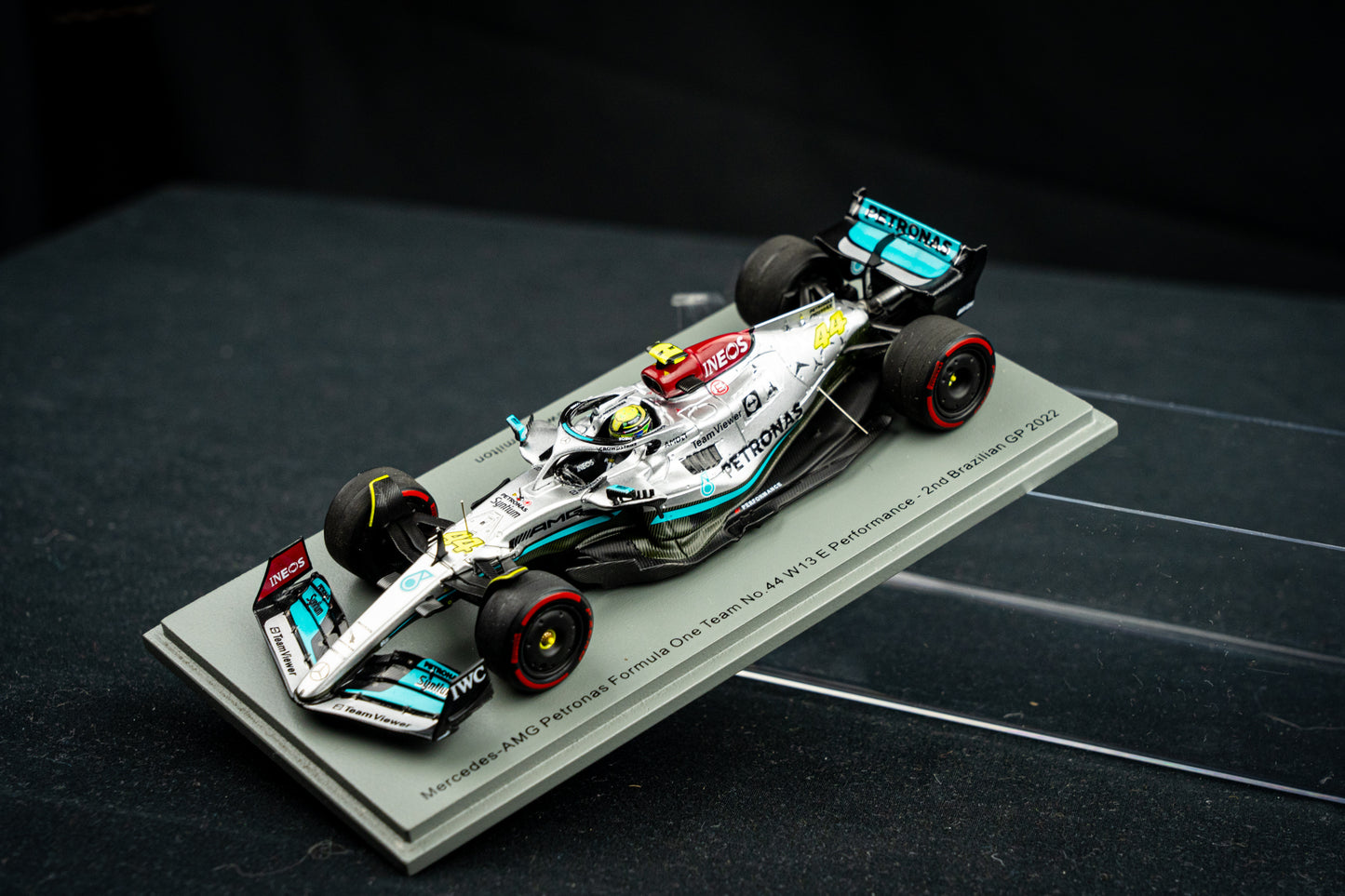 Lewis Hamilton Mercedes-AMG W13E #44 2nd Brazilian GP 2022 mit Pitboard, Spark 1:43