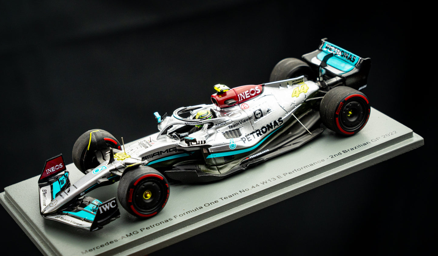 Lewis Hamilton Mercedes-AMG W13E #44 2nd Brazilian GP 2022 mit Pitboard, Spark 1:43