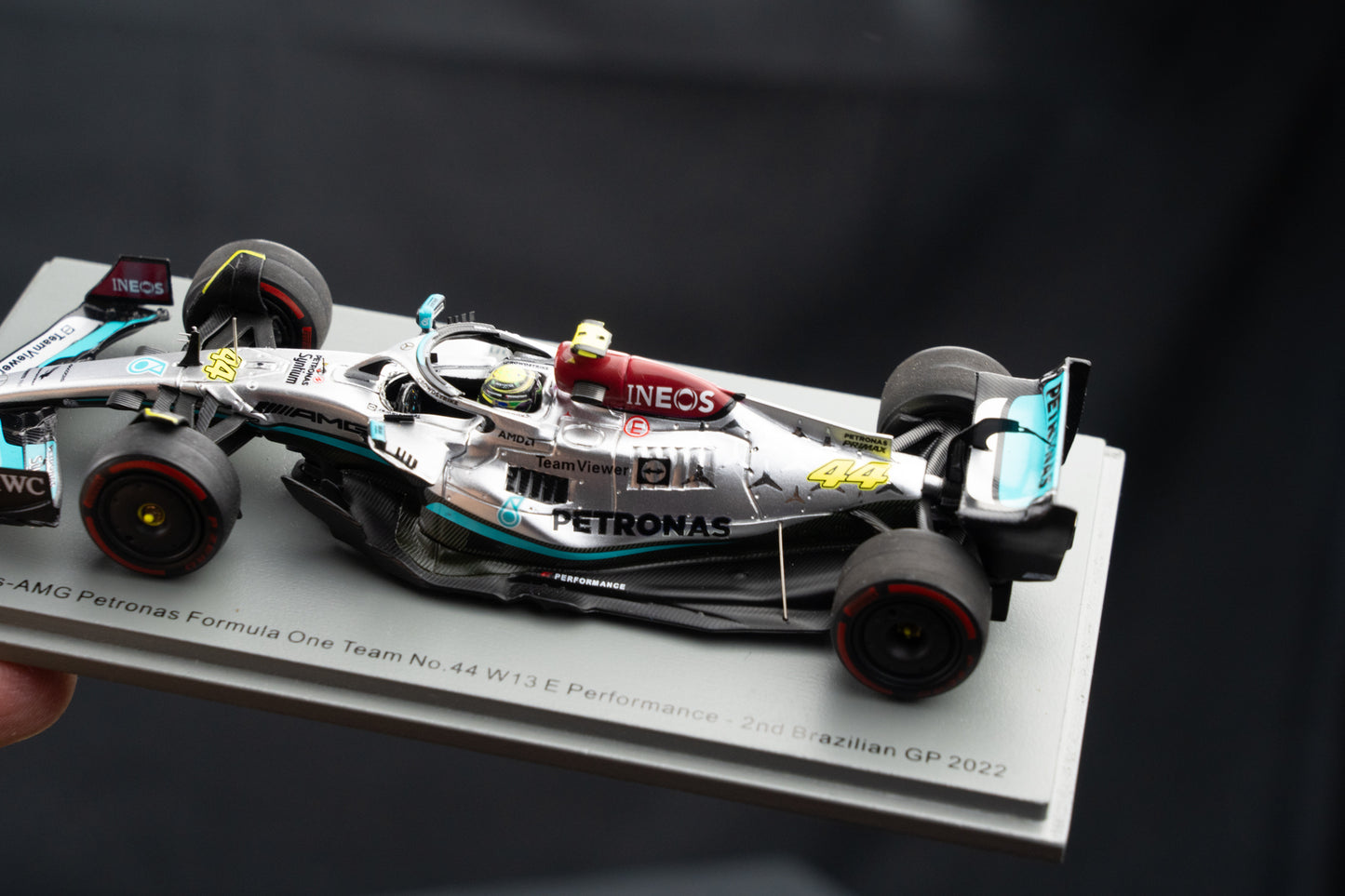 Lewis Hamilton Mercedes-AMG W13E #44 2nd Brazilian GP 2022 mit Pitboard, Spark 1:43