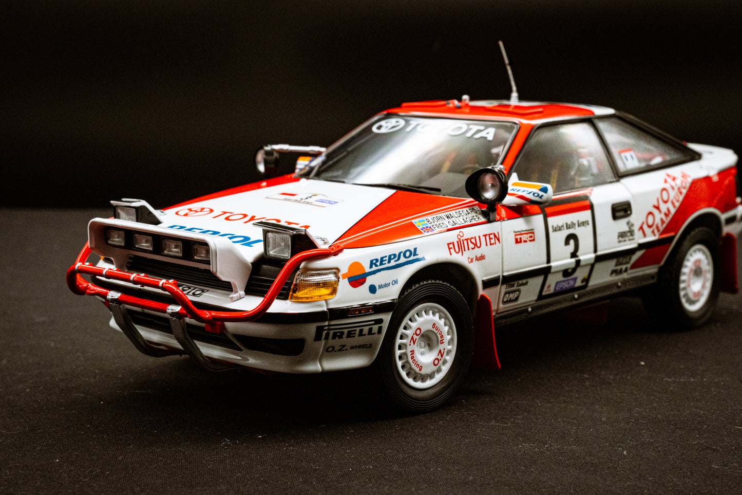 Toyota Celica GT4 Gr. A #3 B. Waldegaard / F. Gallagher - Safari Rallye 1990 - Kyosho 1:18