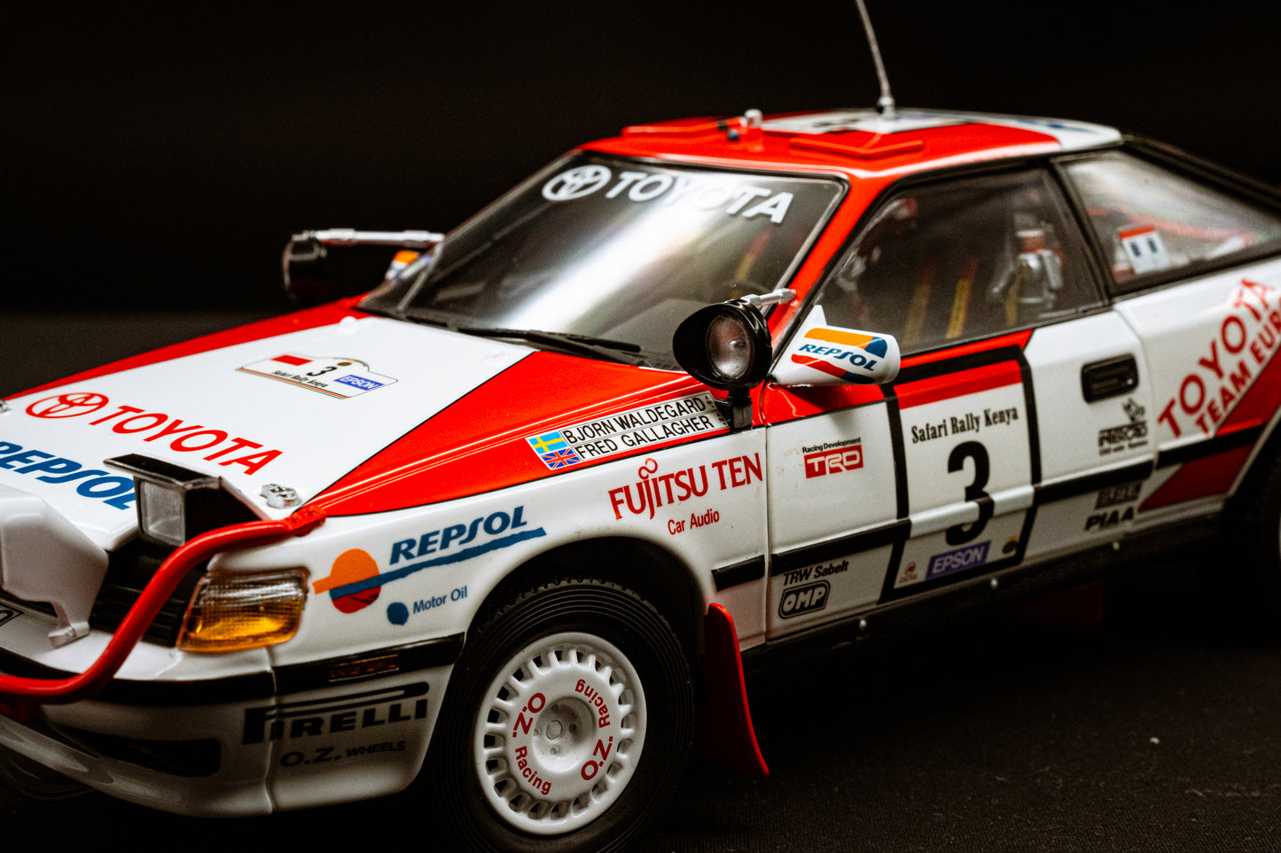 Toyota Celica GT4 Gr. A #3 B. Waldegaard / F. Gallagher - Safari Rallye 1990 - Kyosho 1:18