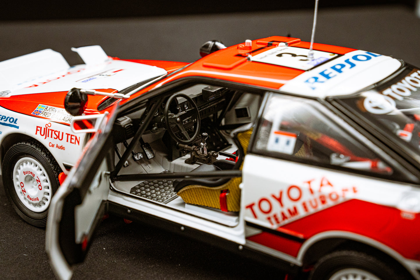 Toyota Celica GT4 Gr. A #3 B. Waldegaard / F. Gallagher - Safari Rallye 1990 - Kyosho 1:18