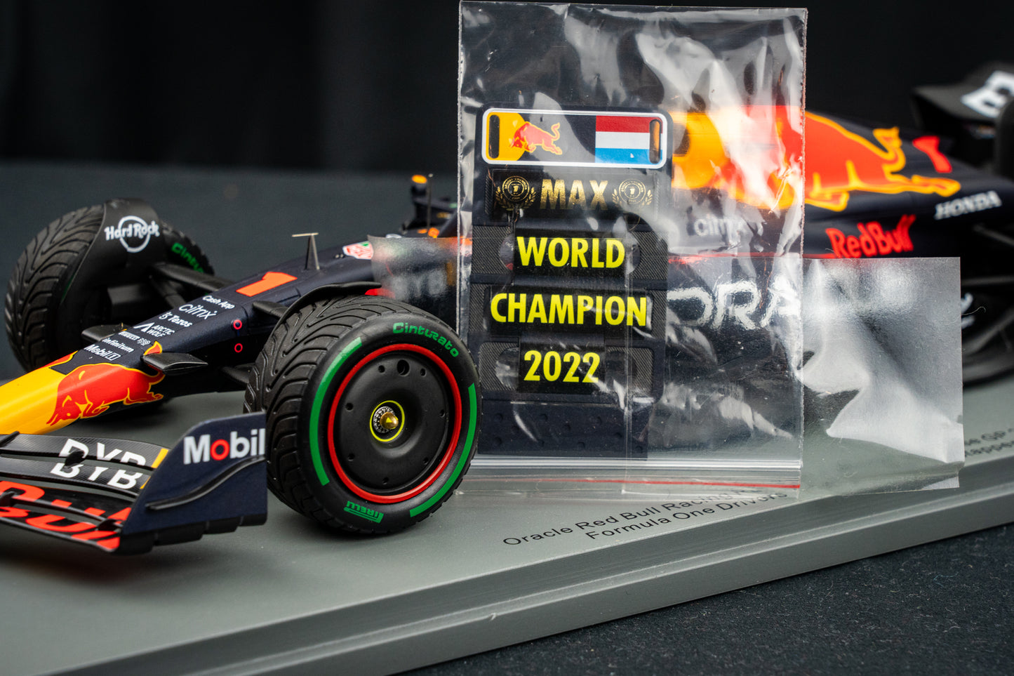 Max Verstappen - Red Bull Racing RB18 #1 Sieger Japanese GP / Fahrer - Weltmeister 2022, Spark 1:18