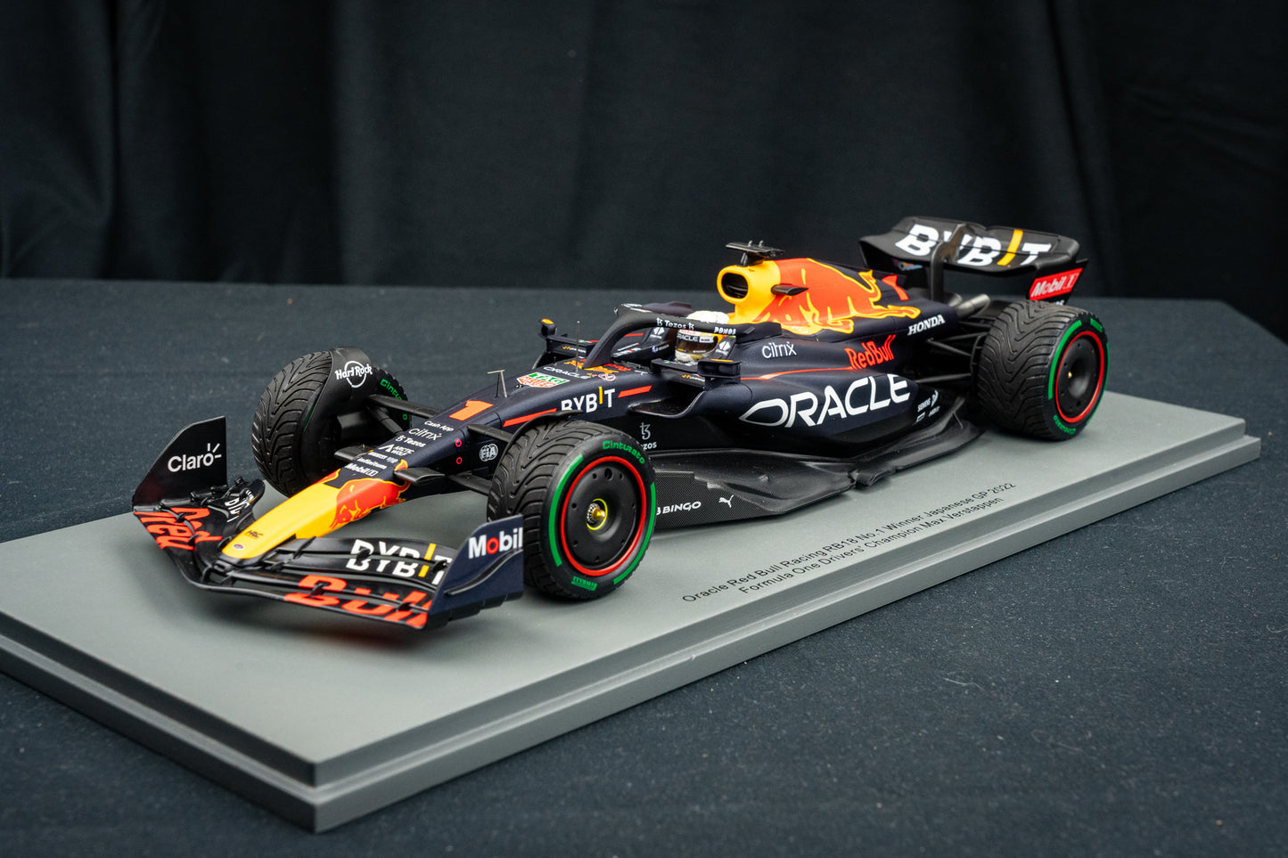 Max Verstappen - Red Bull Racing RB18 #1 Sieger Japanese GP / Fahrer - Weltmeister 2022, Spark 1:18