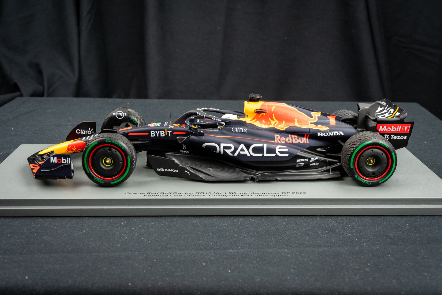 Max Verstappen - Red Bull Racing RB18 #1 Sieger Japanese GP / Fahrer - Weltmeister 2022, Spark 1:18