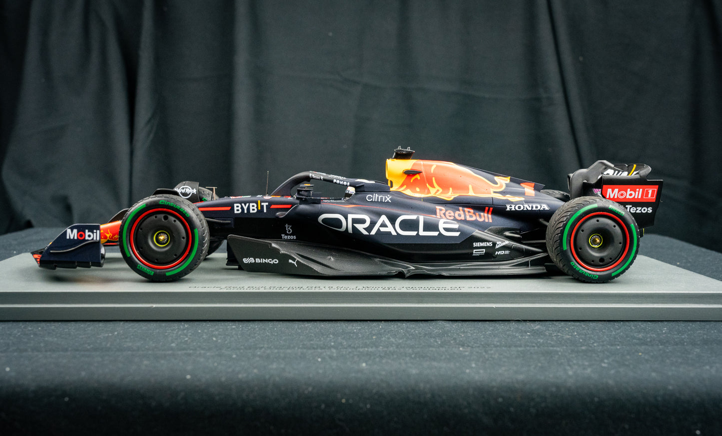 Max Verstappen - Red Bull Racing RB18 #1 Sieger Japanese GP / Fahrer - Weltmeister 2022, Spark 1:18