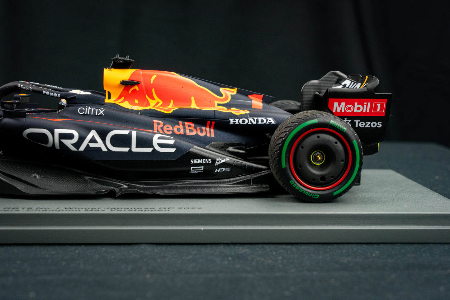 Max Verstappen - Red Bull Racing RB18 #1 Sieger Japanese GP / Fahrer - Weltmeister 2022, Spark 1:18