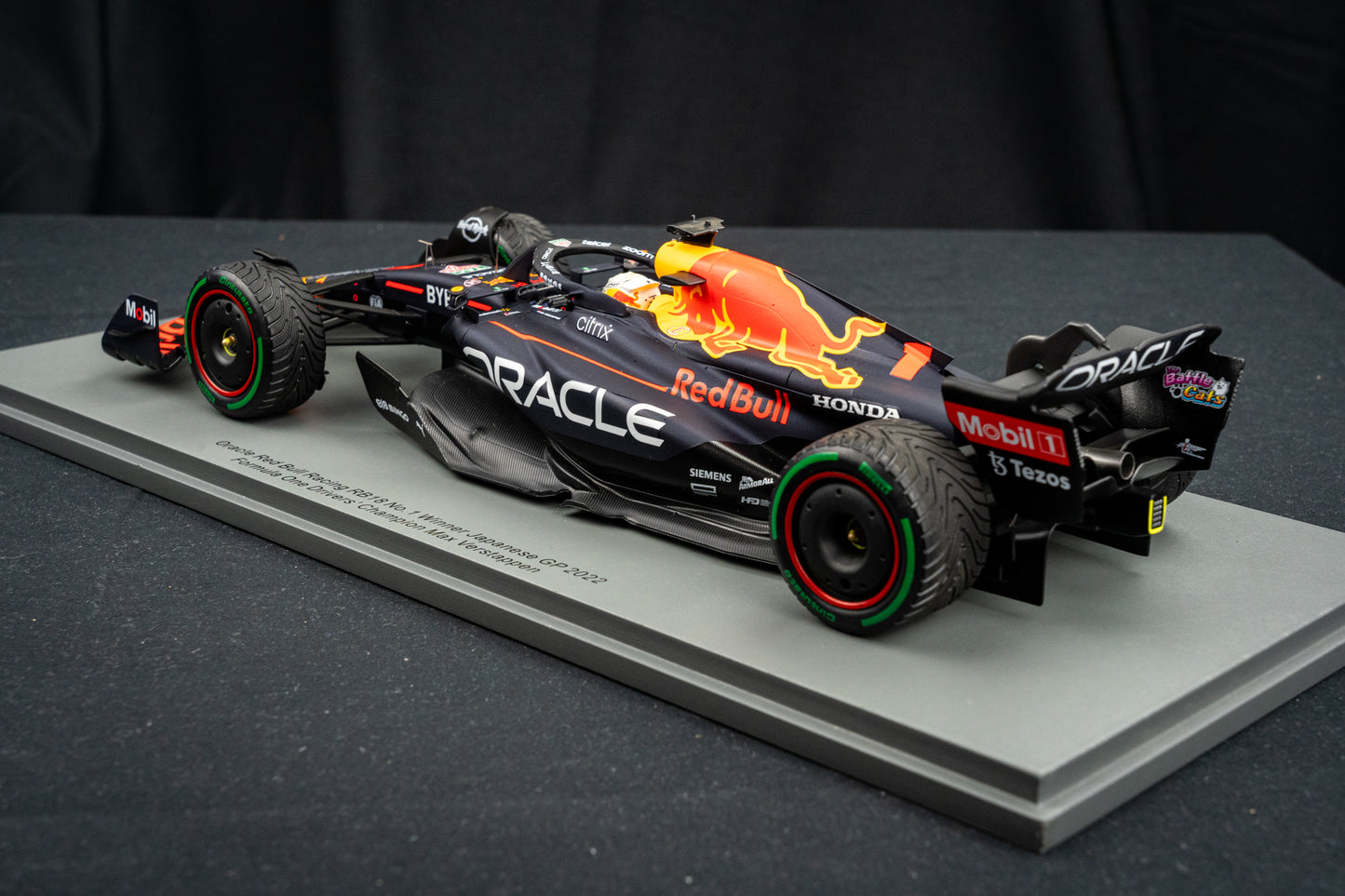 Max Verstappen - Red Bull Racing RB18 #1 Sieger Japanese GP / Fahrer - Weltmeister 2022, Spark 1:18