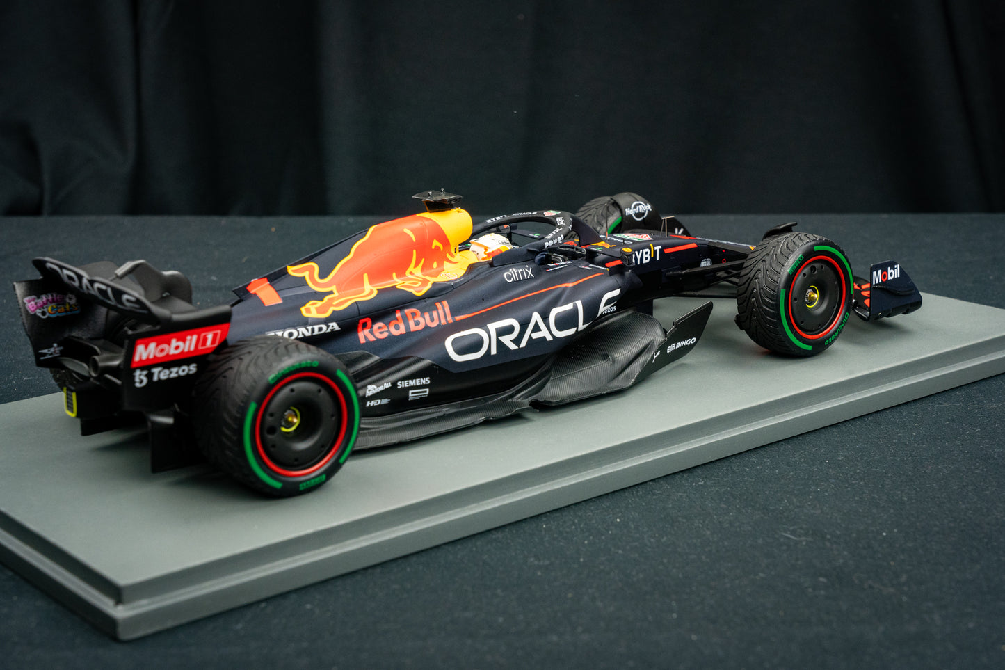 Max Verstappen - Red Bull Racing RB18 #1 Sieger Japanese GP / Fahrer - Weltmeister 2022, Spark 1:18