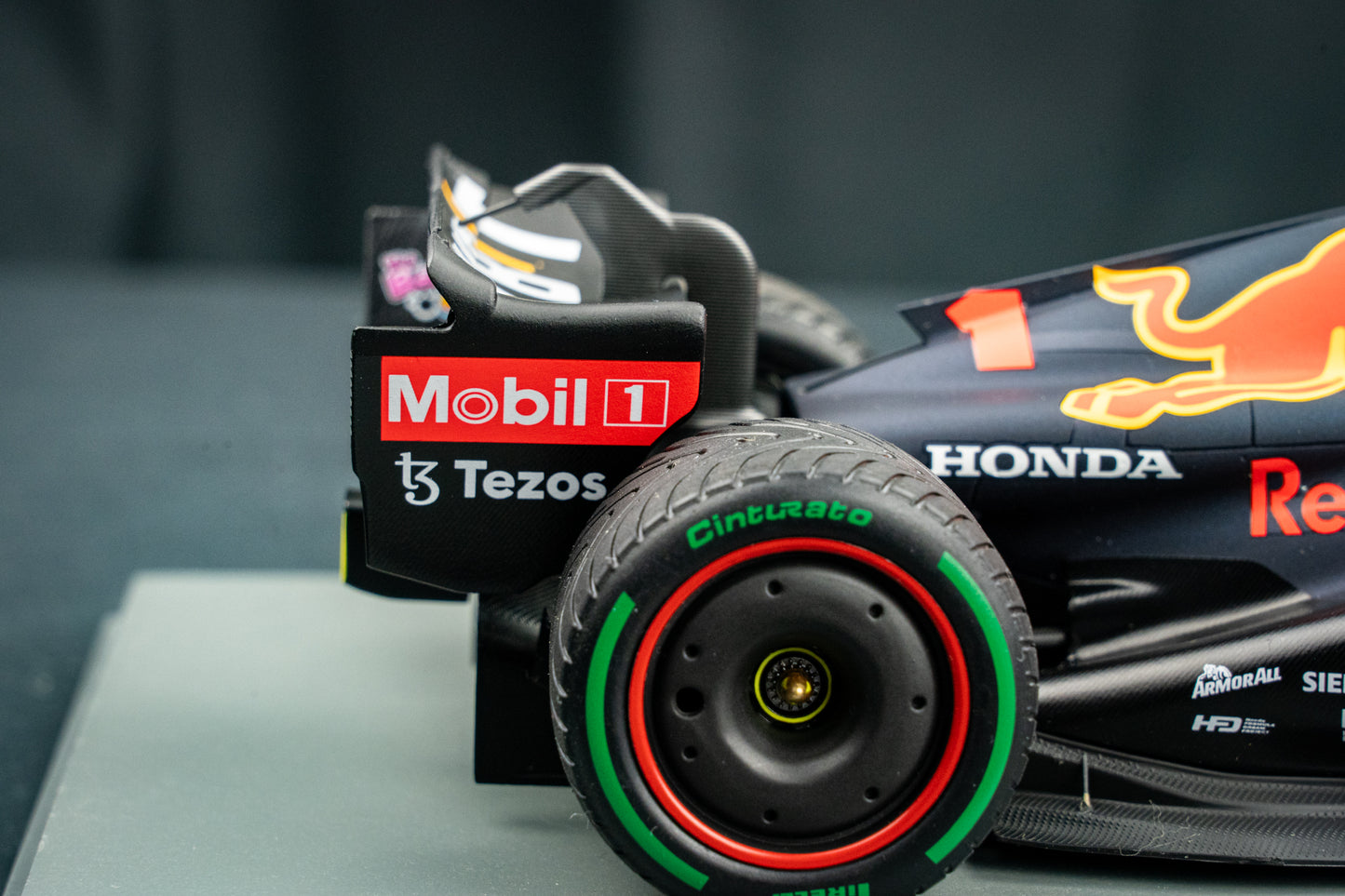Max Verstappen - Red Bull Racing RB18 #1 Sieger Japanese GP / Fahrer - Weltmeister 2022, Spark 1:18