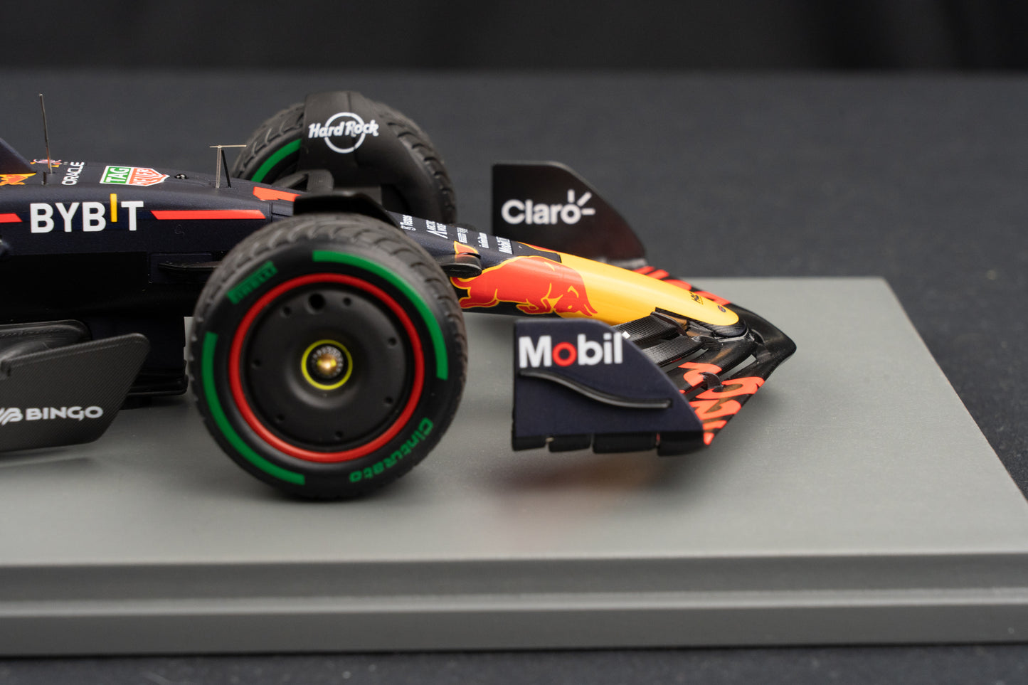 Max Verstappen - Red Bull Racing RB18 #1 Sieger Japanese GP / Fahrer - Weltmeister 2022, Spark 1:18