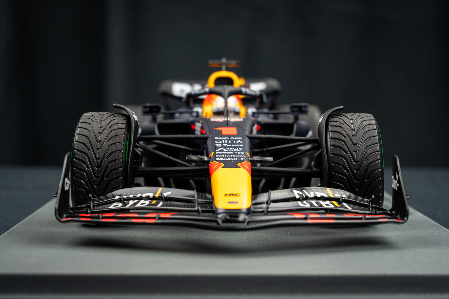 Max Verstappen - Red Bull Racing RB18 #1 Sieger Japanese GP / Fahrer - Weltmeister 2022, Spark 1:18