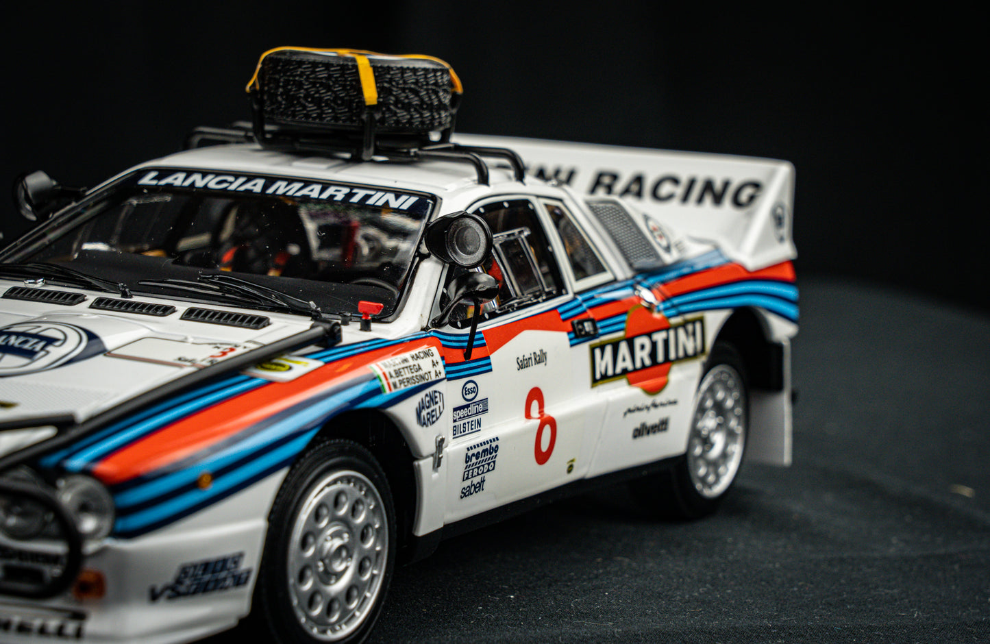 Lancia Rallye 037 #8 A. Bettega / M. Perissinot - Safari Rallye 1985 - Kyosho 1:18