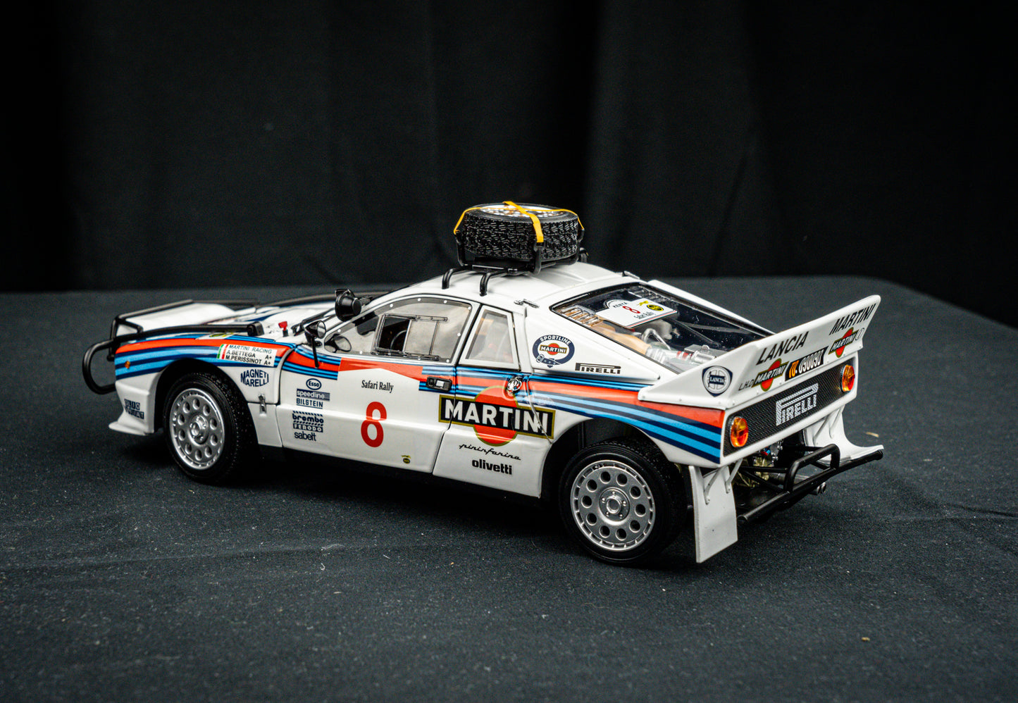 Lancia Rallye 037 #8 A. Bettega / M. Perissinot - Safari Rallye 1985 - Kyosho 1:18