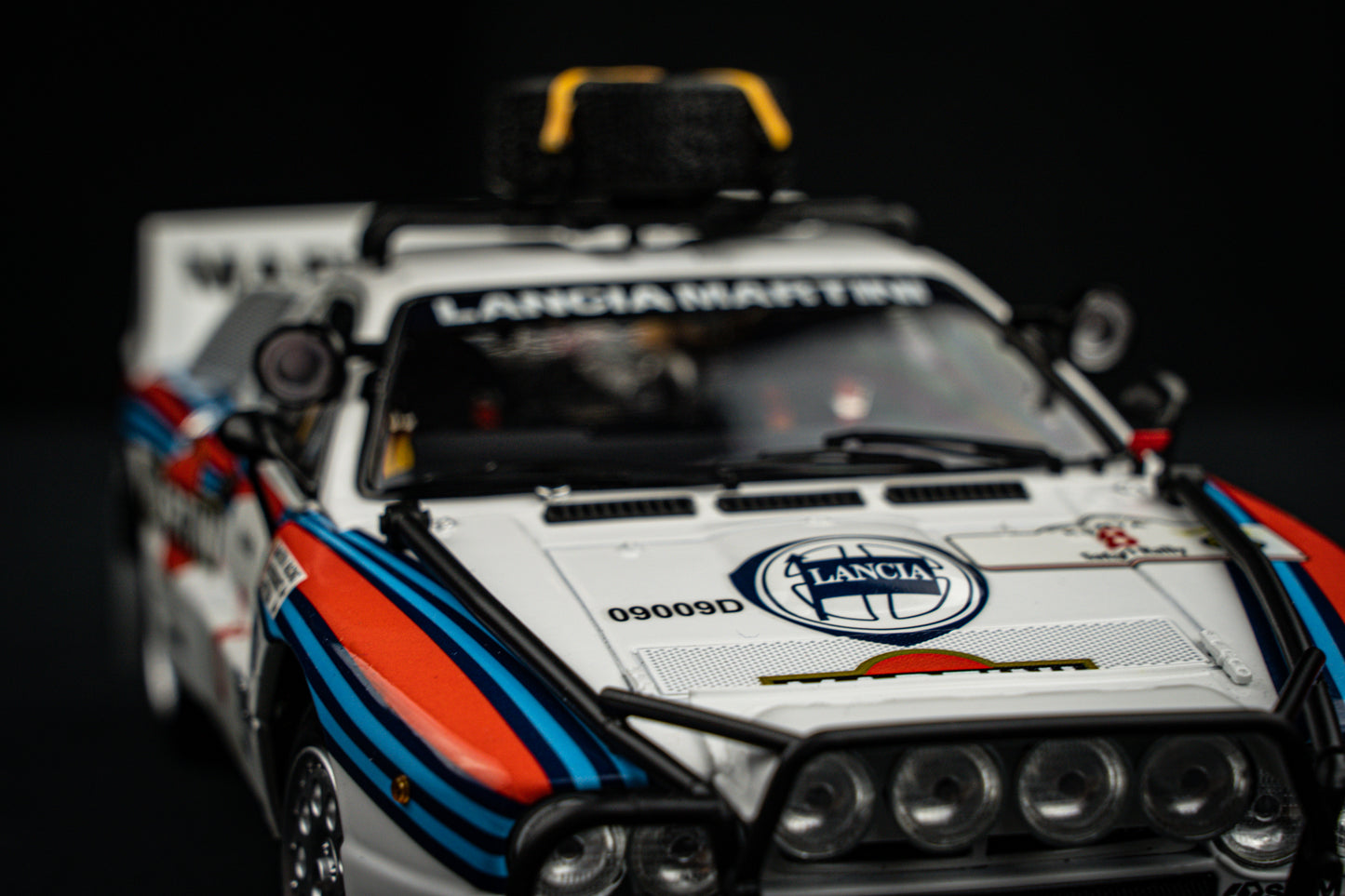 Lancia Rallye 037 #8 A. Bettega / M. Perissinot - Safari Rallye 1985 - Kyosho 1:18