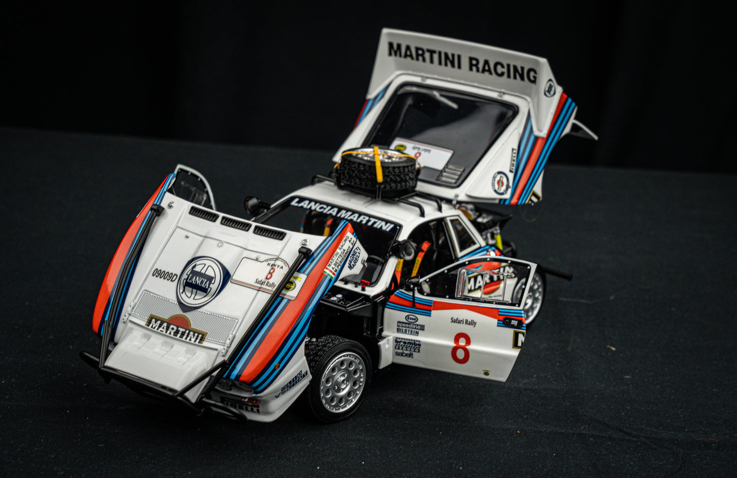 Lancia Rallye 037 #8 A. Bettega / M. Perissinot - Safari Rallye 1985 - Kyosho 1:18