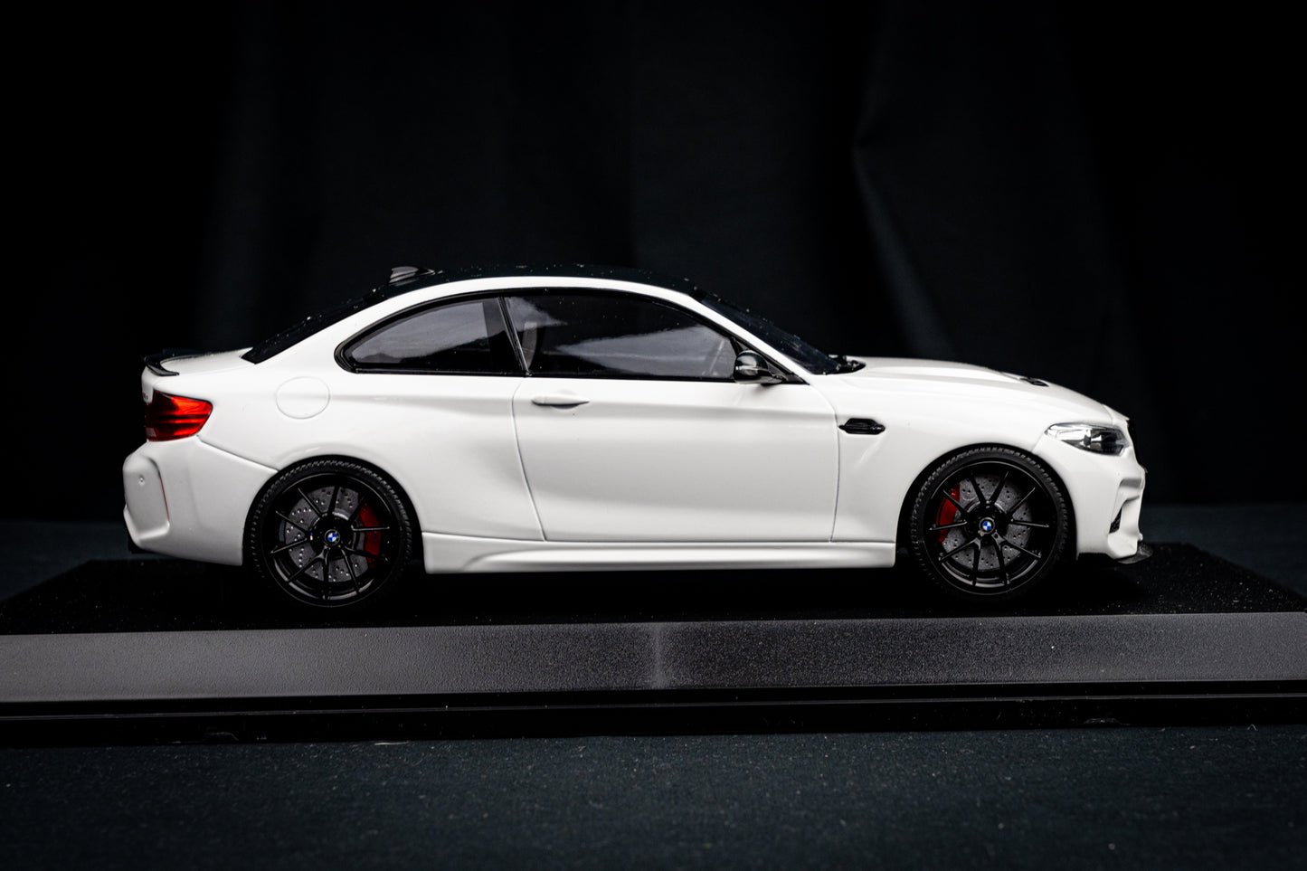 BMW M2 CS weiß BJ 2020 - Minichamps 1:18