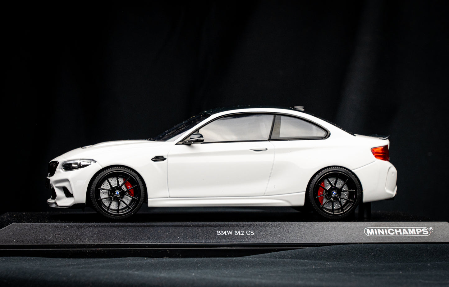 BMW M2 CS weiß BJ 2020 - Minichamps 1:18