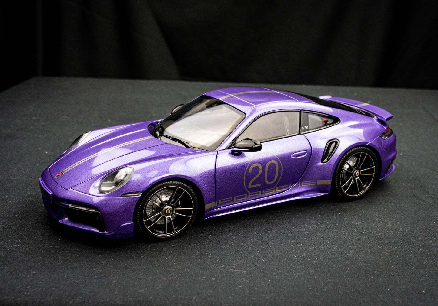 Porsche 911 (992) Turbo S Coupe 2021 - Sport Design violet Minichamps 1:18