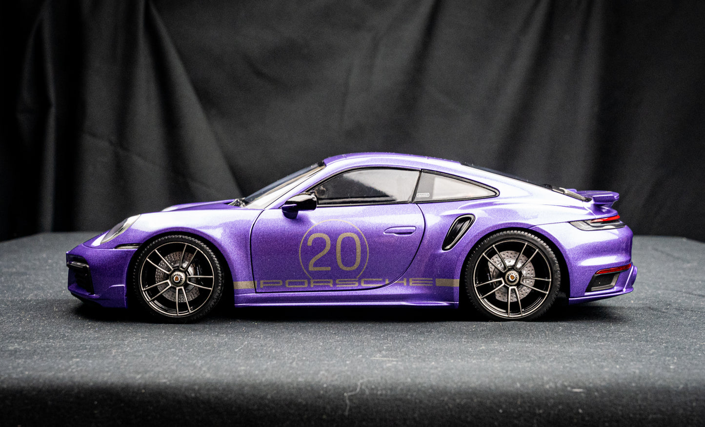 Porsche 911 (992) Turbo S Coupe 2021 - Sport Design violet Minichamps 1:18
