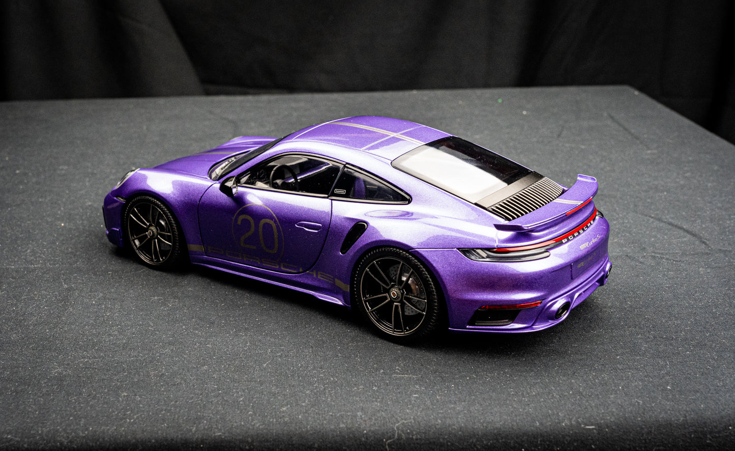 Porsche 911 (992) Turbo S Coupe 2021 - Sport Design violet Minichamps 1:18