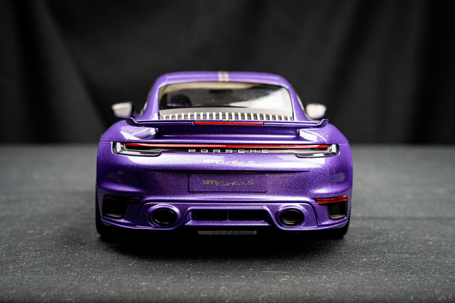 Porsche 911 (992) Turbo S Coupe 2021 - Sport Design violet Minichamps 1:18