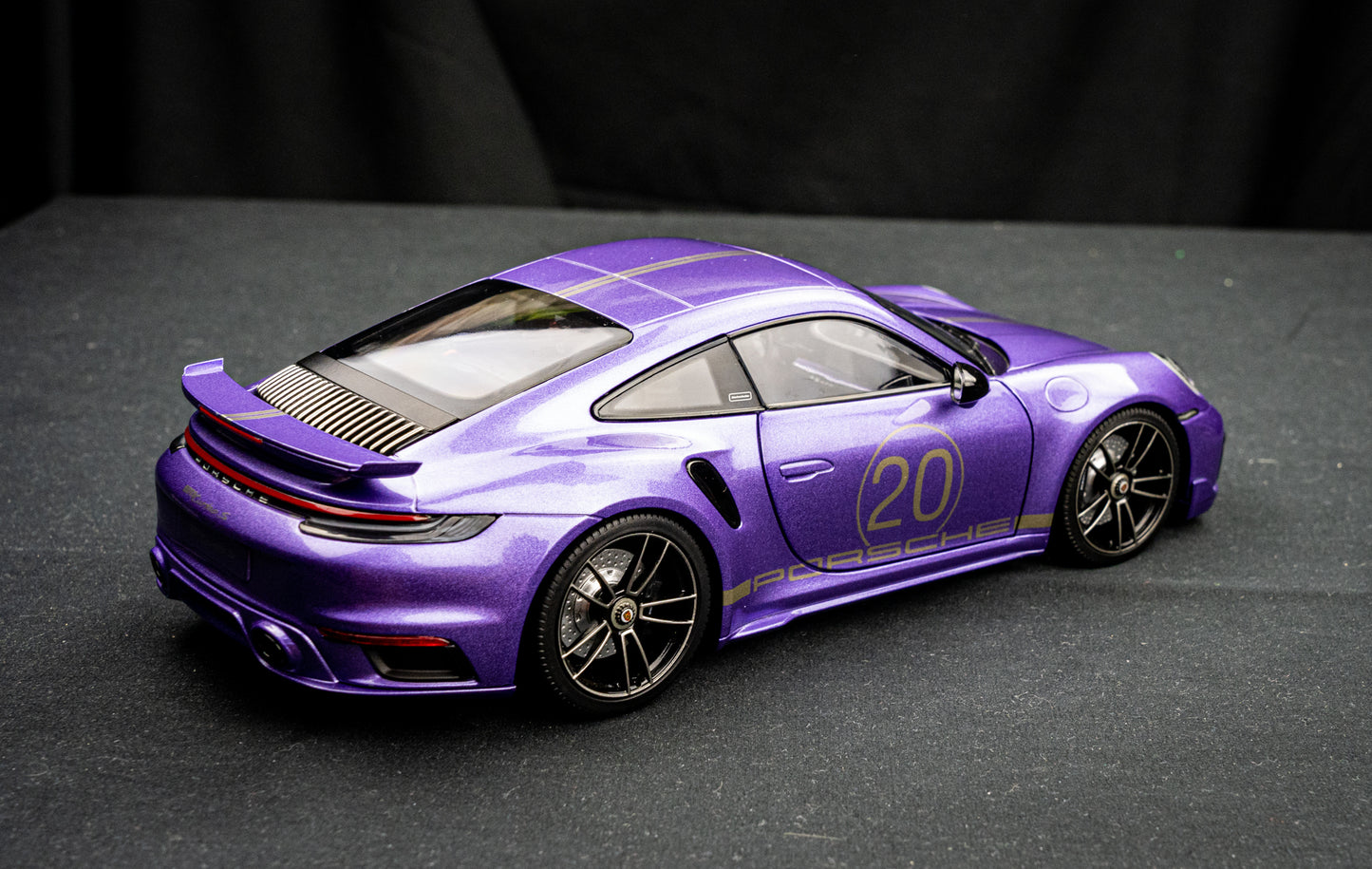 Porsche 911 (992) Turbo S Coupe 2021 - Sport Design violet Minichamps 1:18