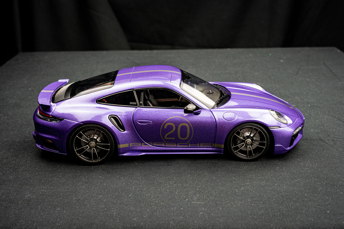 Porsche 911 (992) Turbo S Coupe 2021 - Sport Design violet Minichamps 1:18