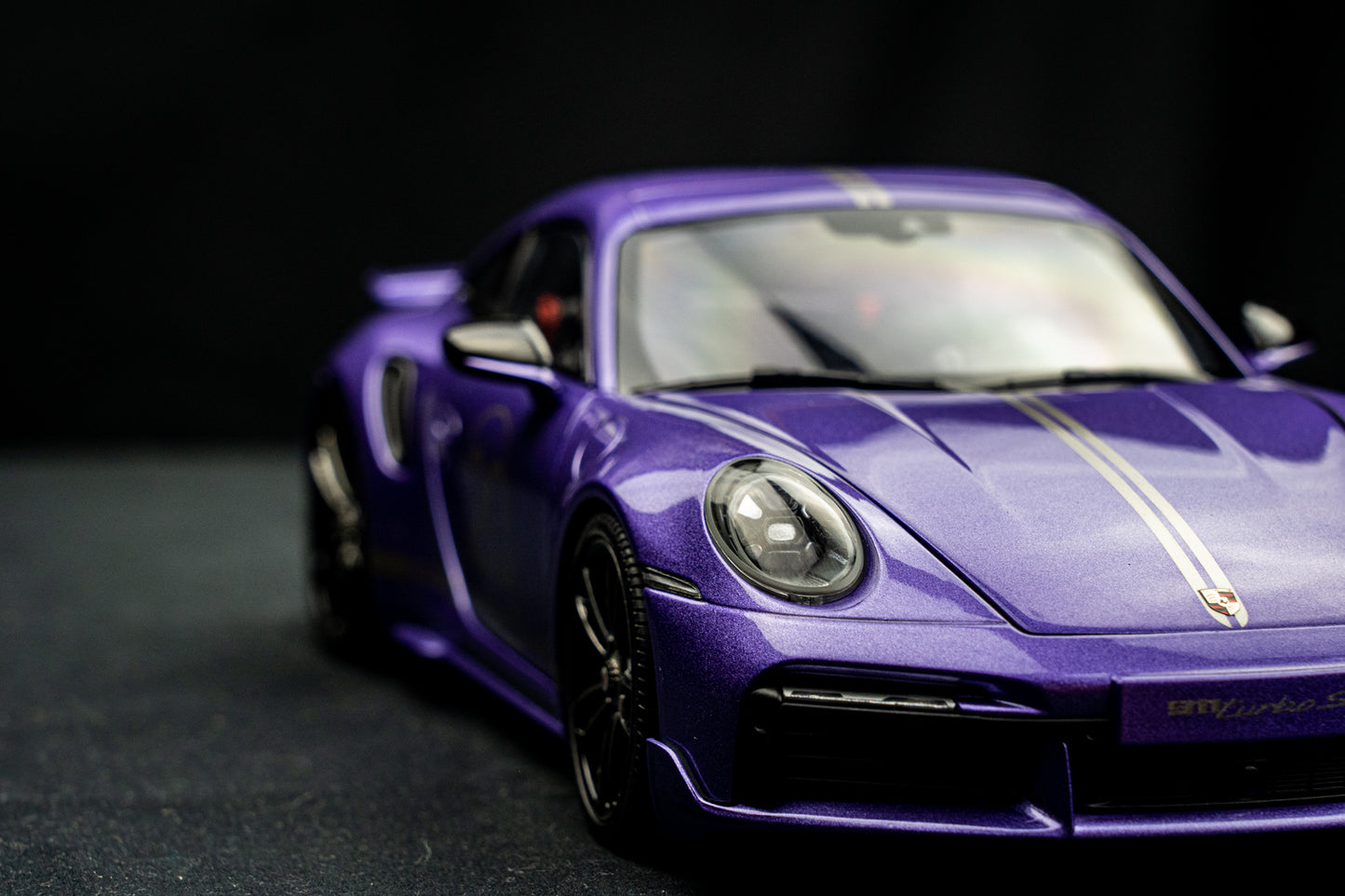 Porsche 911 (992) Turbo S Coupe 2021 - Sport Design violet Minichamps 1:18